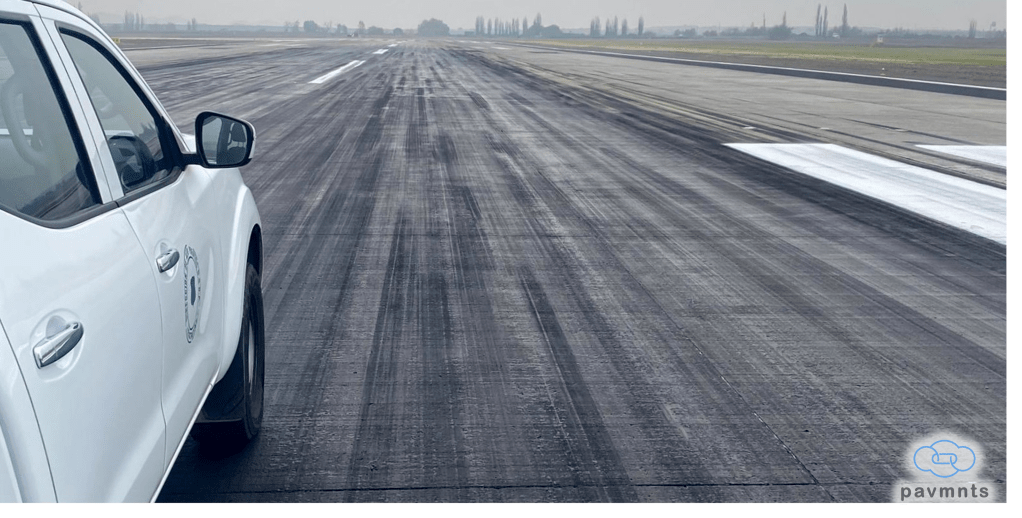 Ranurado y caucho en pista de aeropuerto