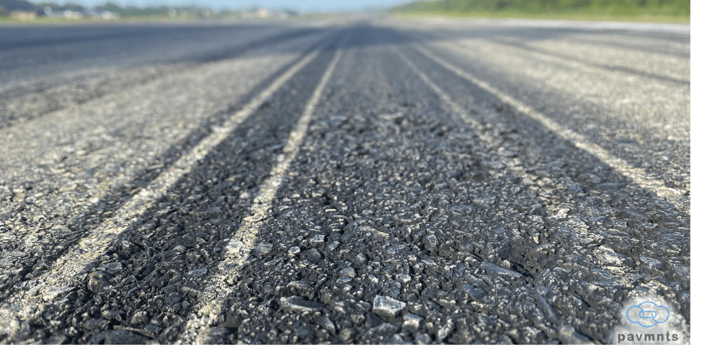 Asfalto en pista de aeropuerto